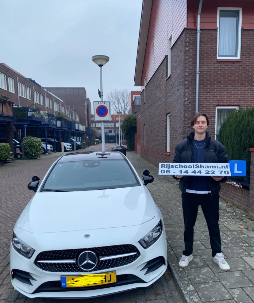 Geslaagde leerling naast de lesauto van Rijschool Shami